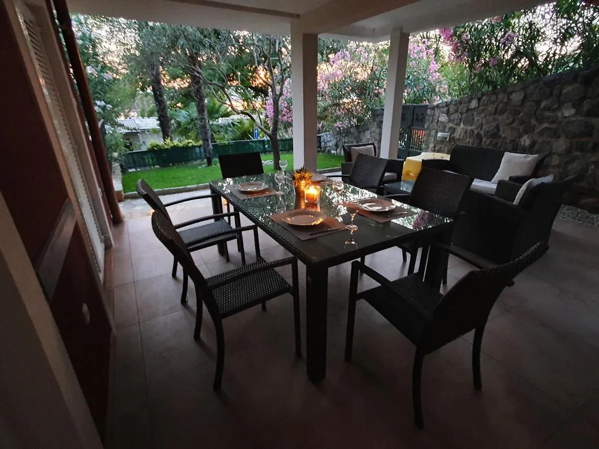Apartment Villa Red Rose Njivice