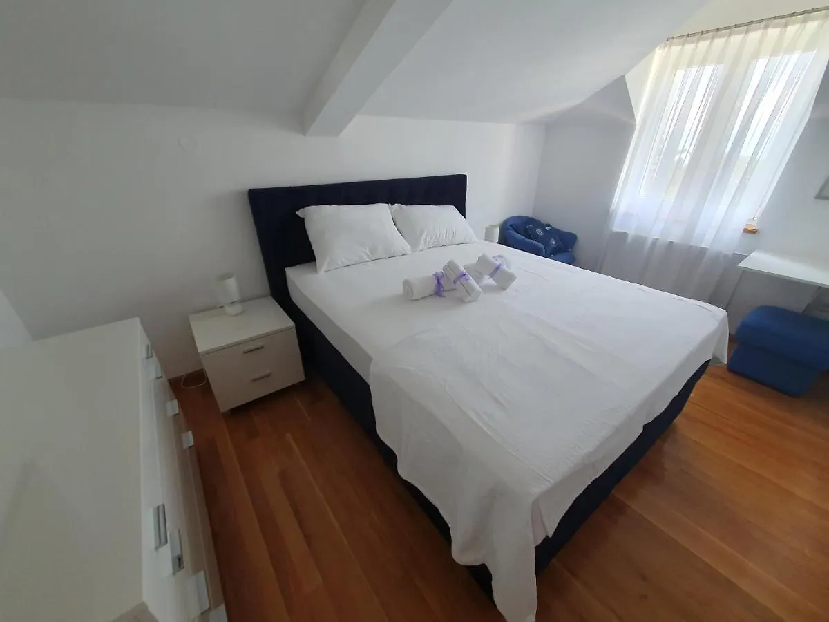 Apartment Villa Red Rose Njivice
